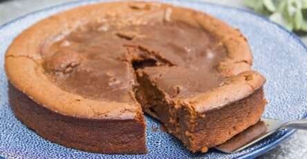 Fondant à la crème de marrons au chocolat découpé en parts dans un moule