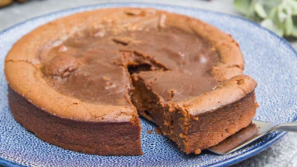 Fondant à la crème de marrons au chocolat découpé en parts dans un moule