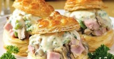 Vol-au-vent dorés garnis de ris de veau et sauce crémeuse aux morilles, servis en entrée festive