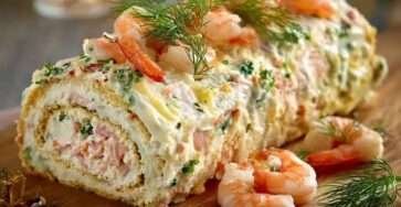 Bûche salée roulée garnie de fromage frais, crevettes et saumon fumé, décorée d’aneth