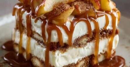 Verrine de tiramisu au caramel beurre salé et pommes poêlées, décorée de miettes de spéculoos