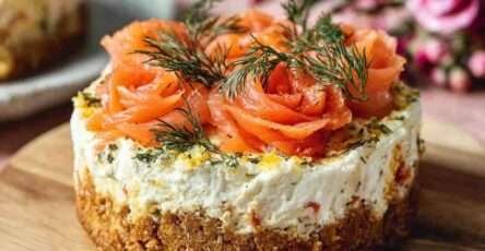Mini cheesecakes salés au saumon fumé et à l’aneth sur base de biscuits, présentés en entrée festive