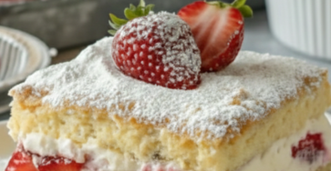 Gâteau aux fraises et crème chantilly, génoise moelleuse garnie de fraises fraîches