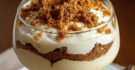 Verrines café crème garnies de biscuits émiettés façon tiramisu