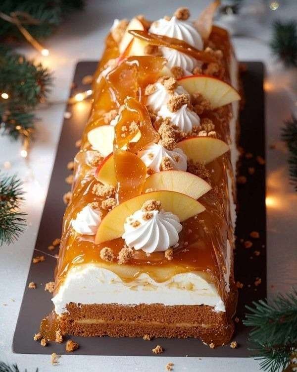Bûche roulée au caramel beurre salé, pommes caramélisées et spéculoos décorée pour Noël