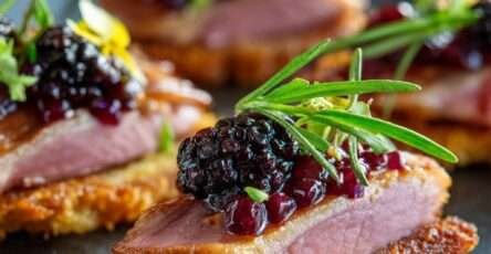 Assiette de salade de roquette avec lamelles de pomme tiède et tranches de magret fumé