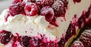 Bûche mascarpone framboise sans cuisson décorée de framboises fraîches