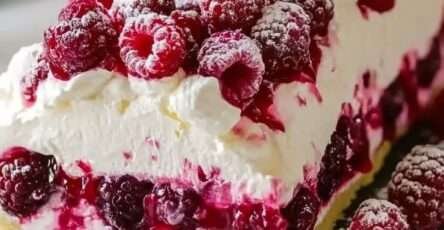 Bûche mascarpone framboise sans cuisson décorée de framboises fraîches