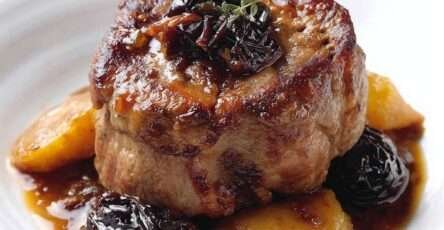 Assiette de paupiettes de veau farcies aux pruneaux nappées de sauce brune avec carottes