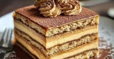 Gâteau Petit Beurre au café en couches, recouvert de crème cacao-vanille et de chocolat râpé dans un plat rectangulaire