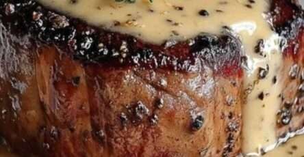 Médaillons de filet de bœuf nappés de sauce miel moutarde crémeuse, servis avec pommes de terre rôties