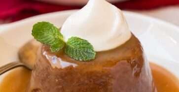 Pouding chômeur décadent à la cassonade, servi chaud et nappé de sauce caramel