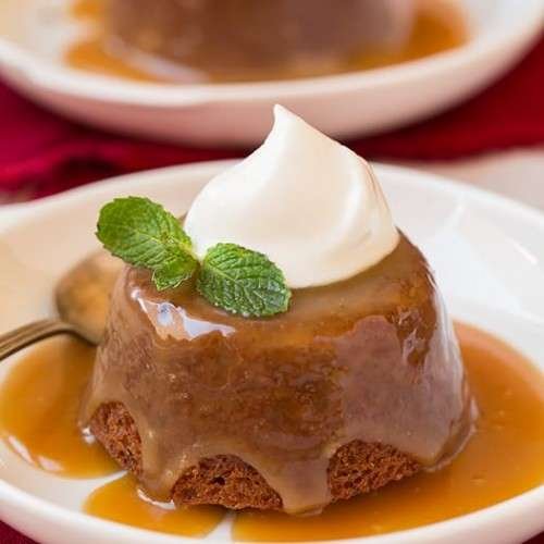 Pouding chômeur décadent à la cassonade, servi chaud et nappé de sauce caramel