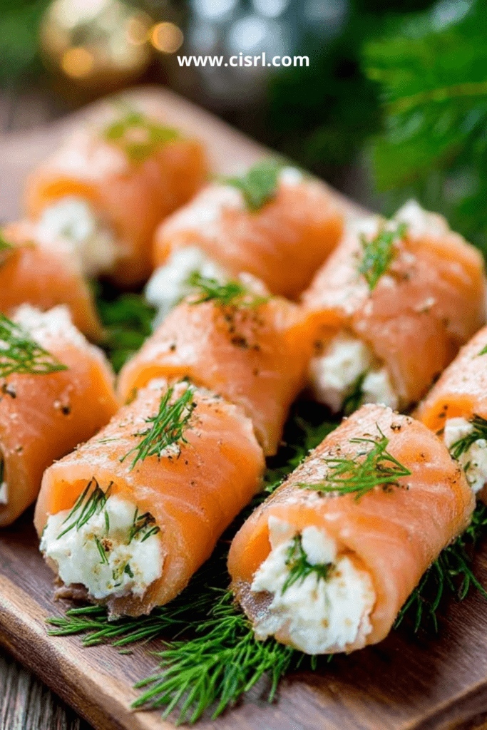 Roulés de saumon fumé garnis de fromage frais à l’aneth, coupés en bouchées et disposés sur un plateau apéritif