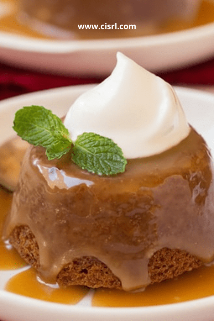 Pouding chômeur décadent à la cassonade, servi chaud et nappé de sauce caramel