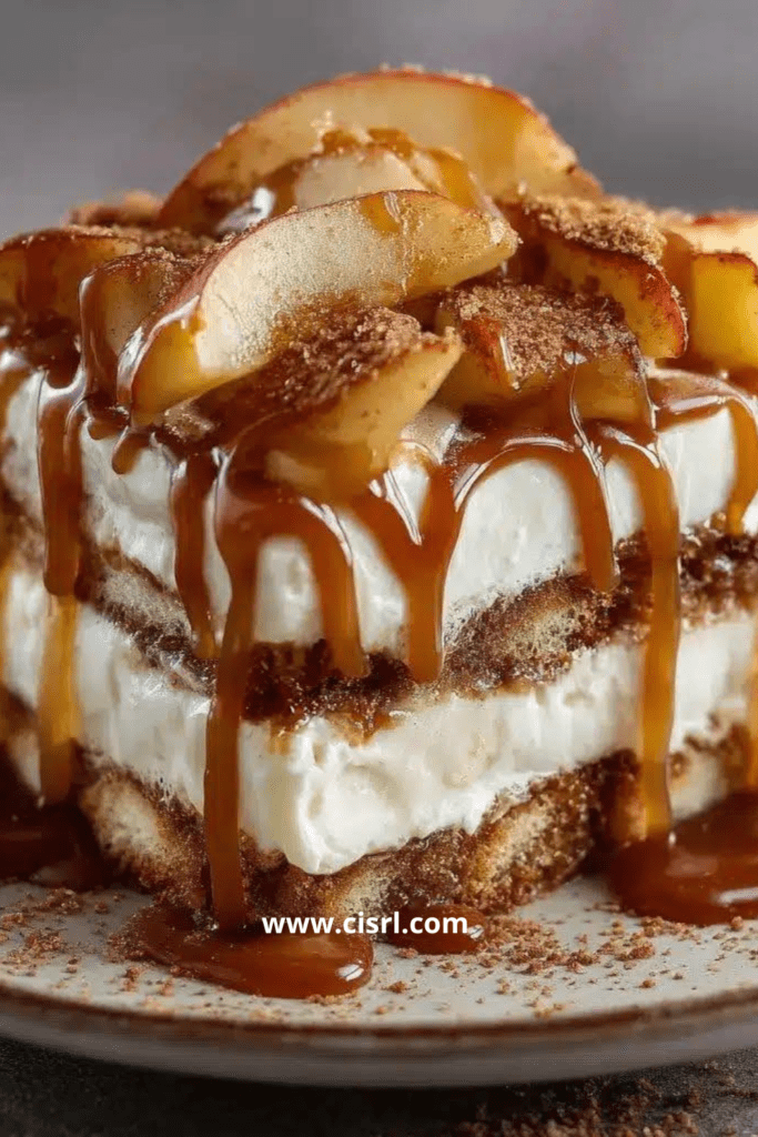 Verrine de tiramisu au caramel beurre salé et pommes poêlées, décorée de miettes de spéculoos