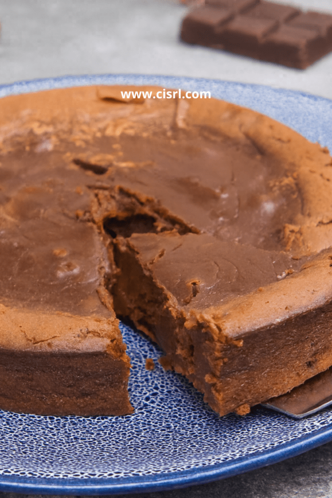 Fondant à la crème de marrons au chocolat découpé en parts dans un moule