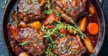 Paleron de bœuf mijoté au café en cocotte, avec carottes, oignons et sauce brune onctueuse