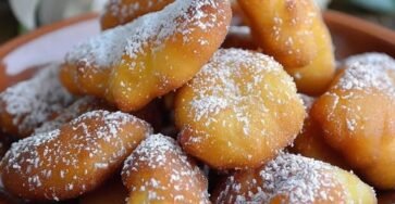 Assiette de beignets maison à la fleur d’oranger saupoudrés de sucre glace
