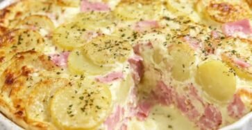 Quiche aux pommes de terre et jambon maison, dorée au four dans un plat familial