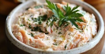 Bol de rillettes de saumon au fromage frais et citron, servi avec des toasts grillés