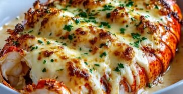 Langouste façon Thermidor gratinée au comté, servie dans sa carapace sur un plat de fête