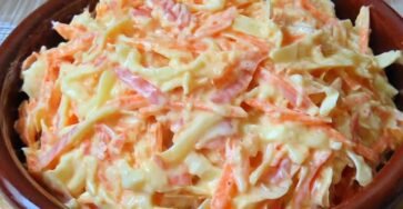 Bol de coleslaw traditionnel crémeux avec chou blanc, carottes et oignon rouge