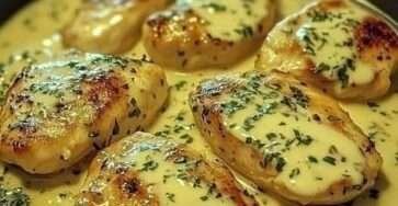 Assiette de filets de poulet crémeux à l’ail nappés de sauce aux herbes fraîches