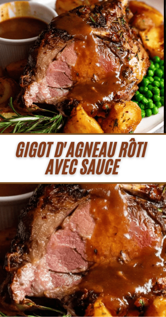 Gigot d’agneau rôti tranché, nappé de sauce au vin blanc et parsemé d’herbes fraîches dans un grand plat de service familial.
