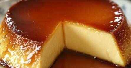 Flan caramel façon grand-mère démoulé sur plat blanc, nappé de caramel doré et brillant