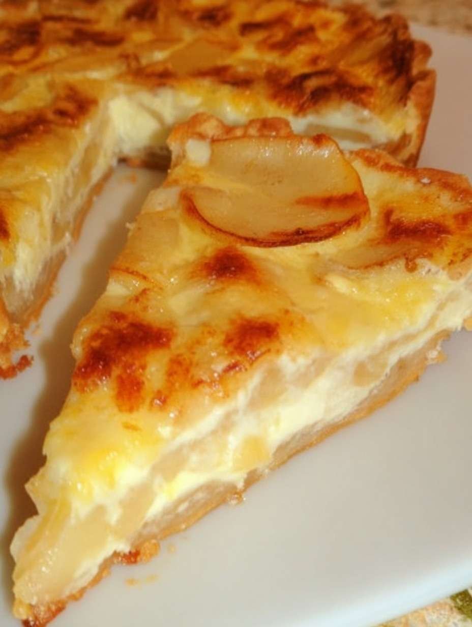 Tarte aux pommes succulente façon quiche, dorée et fondante à la sortie du four
