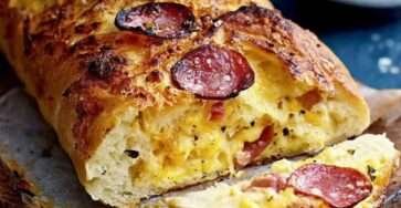 Pain rassis farci au fromage et chorizo, gratiné au four et servi sur une planche