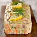 Tranches de terrine de poisson facile servies froides avec citron et salade