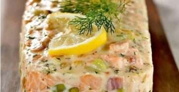 Tranches de terrine de poisson facile servies froides avec citron et salade