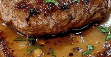 Steaks de bœuf nappés d’une sauce crémeuse aux champignons dans une poêle