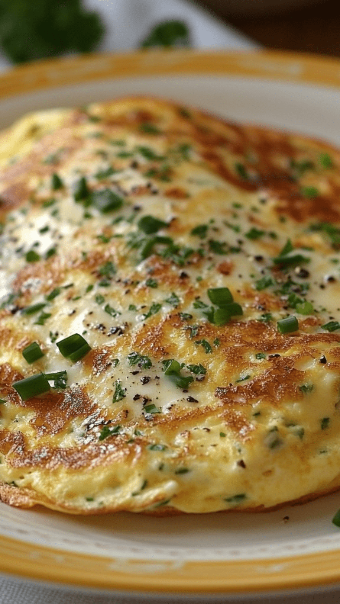 Omelette au fromage et ciboulette moelleuse dans une poêle chaude
