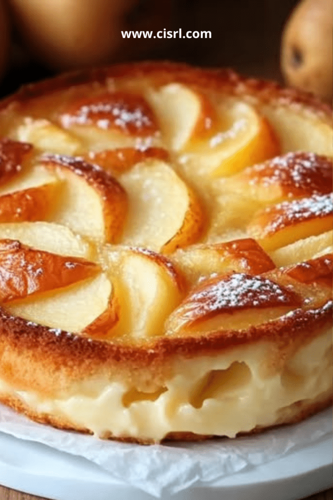 Flan aux pommes et yaourt doré dans un moule rond, posé sur une table en bois