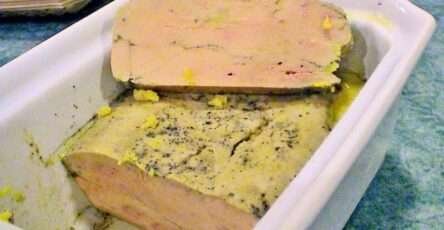 Tranches de terrine de foie gras de Joël Robuchon servies sur pain toasté avec une fine couche de graisse de couverture.