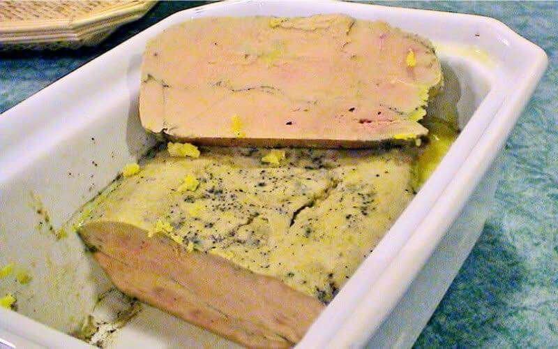 Tranches de terrine de foie gras de Joël Robuchon servies sur pain toasté avec une fine couche de graisse de couverture.
