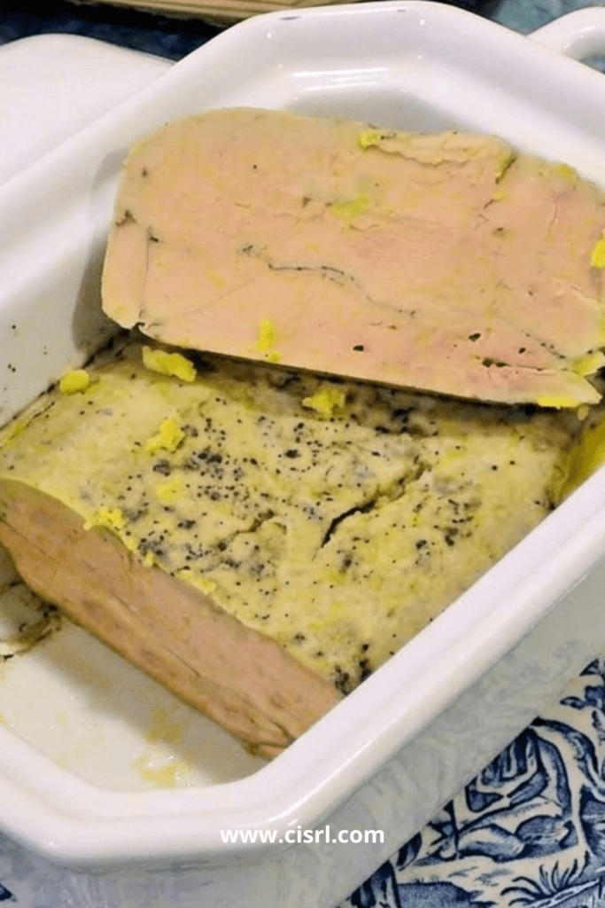 Tranches de terrine de foie gras de Joël Robuchon servies sur pain toasté avec une fine couche de graisse de couverture.